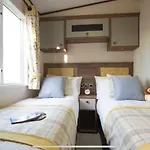 Fabulous Seaside Caravan Getway At Cayton Bay