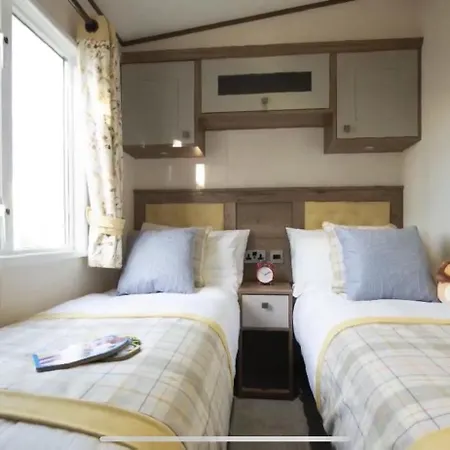 Fabulous Seaside Caravan Getway At Cayton Bay