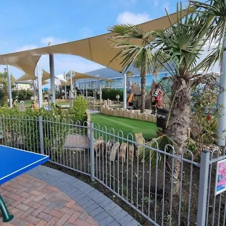 Fabulous Seaside Caravan Getway At Cayton Bay